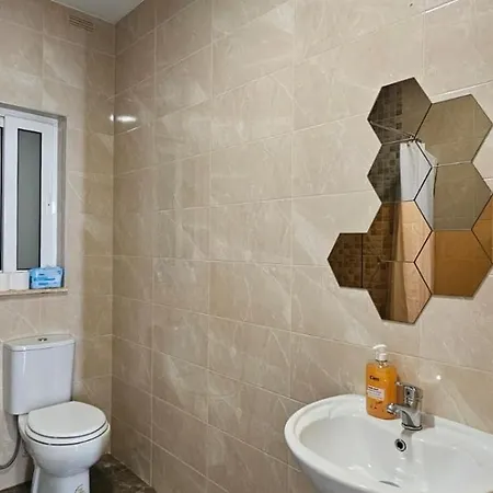 Apartamento Spacious Modern 4-bedroom With Three Bathrooms Swigg 1